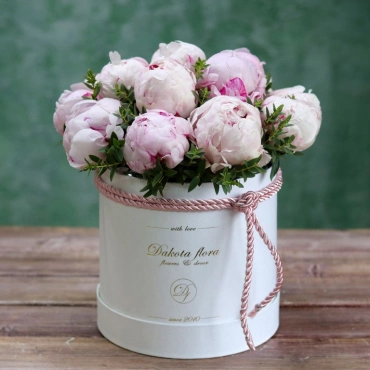 Нежно-розовые пионы в коробке