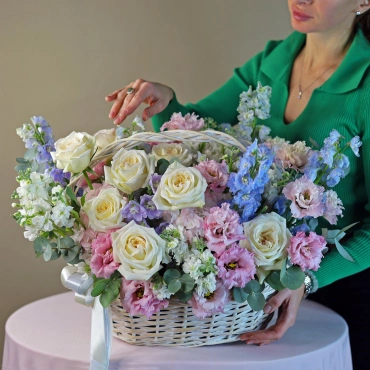 Нежная корзина с цветами