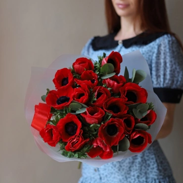 Букет из красных  анемон